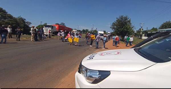 La Nación / Yasy Cañy: padres cerraron ruta pidiendo la reapertura de una escuela