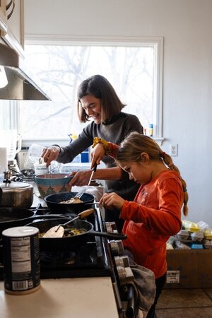 Esta experta en crianza cree que tus hijos necesitan más fuego y cuchillos