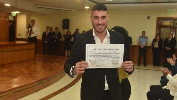 Gastón Olveira adquiere la nacionalidad paraguaya