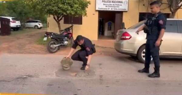 La Nación / Concepción: jefe policial bachea la ruta frente a su comisaría