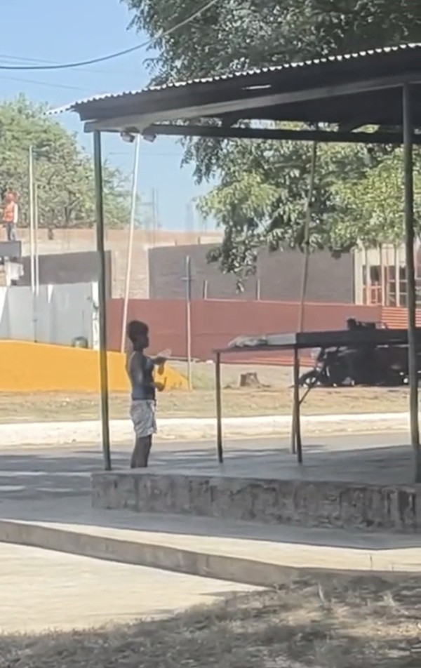 Mujer es sorprendida inhalando presunta sustancia frente a colegio en Concepción - Concepción al Día