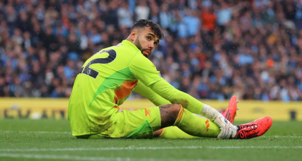 La Premier League analiza implementar la regla de sacar a un jugador de la cancha si el arquero pierde tiempo