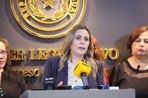 Kattya González denuncia violencia política contra mujeres y llevará su destitución del Senado ante la CIDH