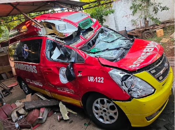 Bomberos de Presidente Franco pierden ambulancia tras accidente