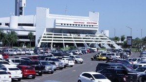 Récord de pasajeros choca con fallas operativas en el Silvio Pettirossi