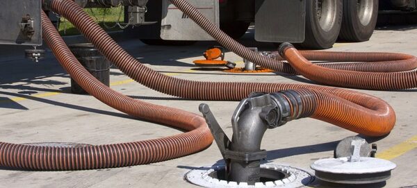 Estaciones de servicio anticipan reajustes ante salto del crudo