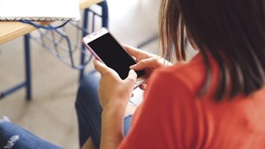 Acosan a colegialas para que hagan videos hot en motel por dinero