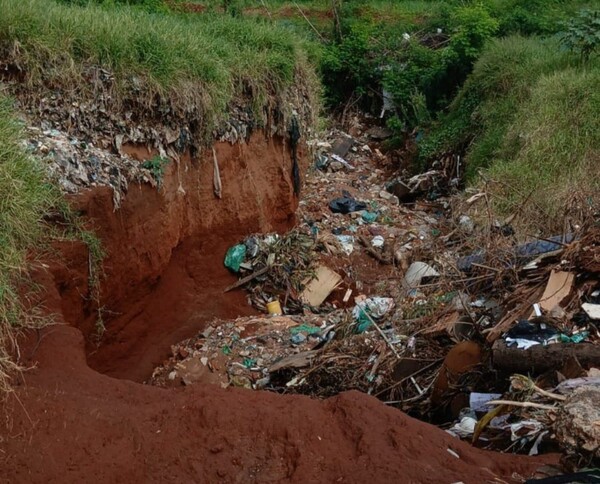Especialista advierte que arroyos cubiertos y basura agravan los raudales en Asunción
