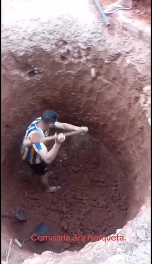 Con pico en mano: otro gesto del policía que se hizo viral por reparar un bache - Concepción al Día