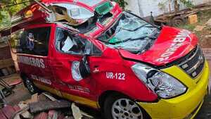 Tanque de agua de 3.000 litros aplasta ambulancia de Bomberos de Presidente Franco