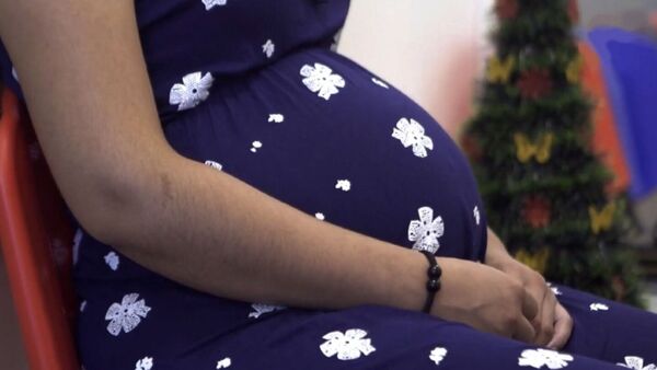 Con un vestido de novia visibilizan el problema del matrimonio adolescente
