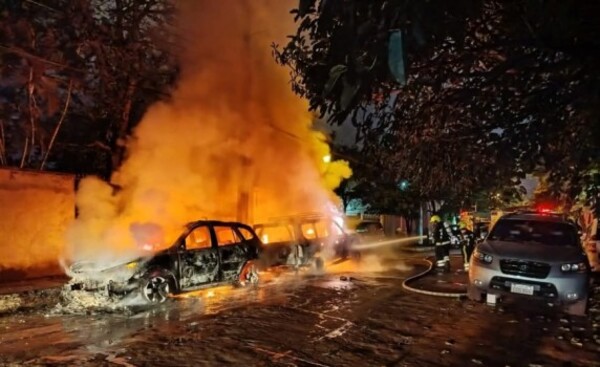 Dos camionetas de un mecánico se incendian en la calle 