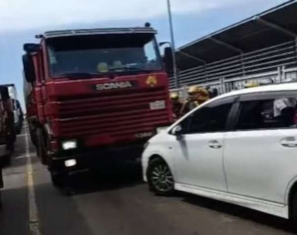 Camión bloqueó, durante unos 20 minutos, el Puente de la Amistad - ABC en el Este - ABC Color