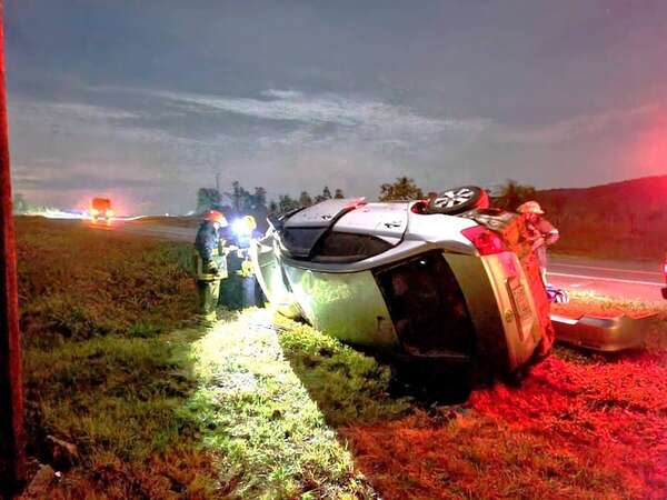 Vuelco de vehículo conducido por un policía deja tres heridos en Caapucú - Nacionales - ABC Color