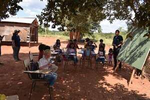 Dan clases bajo árboles; no tienen agua potable, camino, servicio de salud ni suministro de electricidad - Nacionales - ABC Color