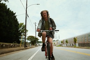 "Bugonia": cuando el conspiranoico tiene razones para desconfiar