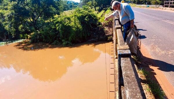 Técnicos ambientales analizan caudal y calidad de afluentes en la región central