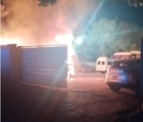 Incendio consume cinco vehículos en estacionamiento de empresa turística en Hernandarias - ADN Digital