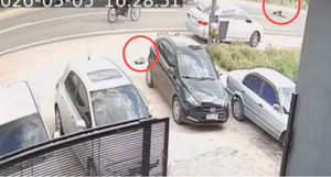 Dos menores en moto: una murió arrollada al caer al carril contrario