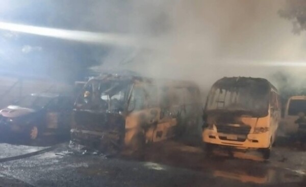 Minibuses y un automóvil ardieron en llamas