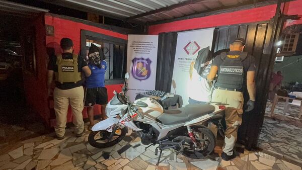 Policía interviene local de venta de drogas a metros de un colegio en Fernando de la Mora: Dos detenidos