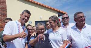 La Nación / El gobierno de Santiago Peña supera 30.000 viviendas entregadas