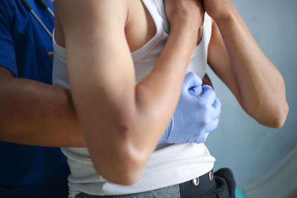 Cómo aplicar la maniobra de Heimlich: la técnica que puede salvar una vida en segundos - Ciencia - ABC Color