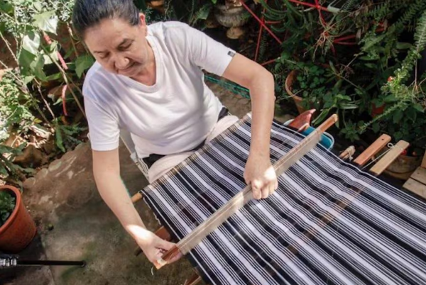 Buscan preservar tradición artesanal del Poncho Para’i de 60 Listas