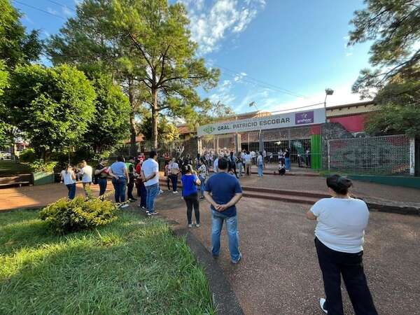 Padres y estudiantes del CREE se manifestaron para exigir nombramiento de  docentes - Nacionales - ABC Color