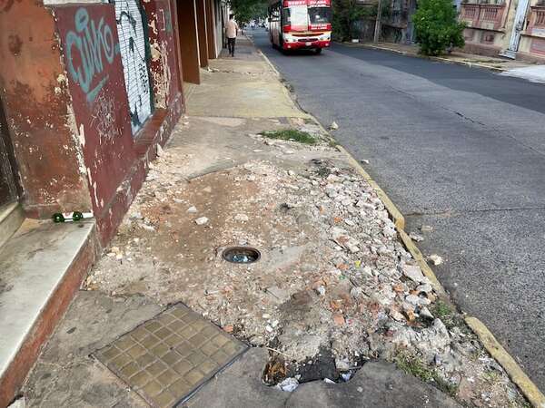 Bello también mantiene veredas intransitables en el Centro de Asunción - Nacionales - ABC Color