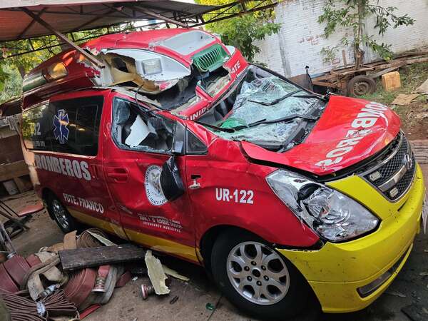 Tanque de agua colapsa y destruye la principal ambulancia de los Bomberos de Presidente Franco