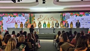 Ministra Carolina Llanes recibió reconocimiento en congreso internacional “Mujeres en el Derecho”