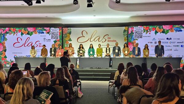 Ministra Carolina Llanes recibió reconocimiento en congreso internacional “Mujeres en el Derecho”