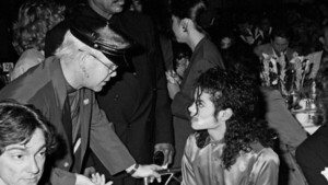 Elizabeth Taylor y Elton John son mencionados en acusaciones contra Michael Jackson