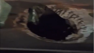 Hueco sobre viaducto de Tres Bocas pone en peligro a conductores