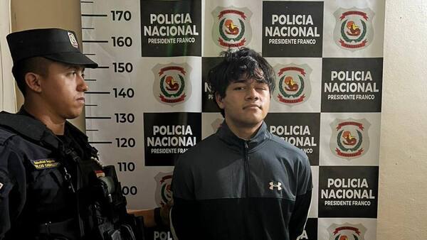 Lo pillaron intentando robar un auto, negó todo y dijo que lo atraparon por "la belleza"