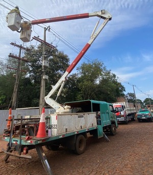 ANDE realiza mantenimiento en líneas eléctricas que abastecen zona industrial de Hernandarias - ADN Digital