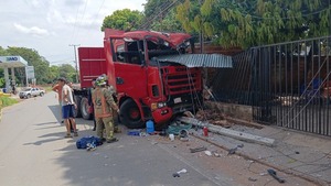 Camión se accidenta y daña una columna de la ANDE en Ñemby