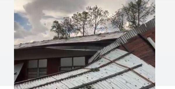 Temporal destechó parte de una escuela en Encarnación cuando había niños en aula