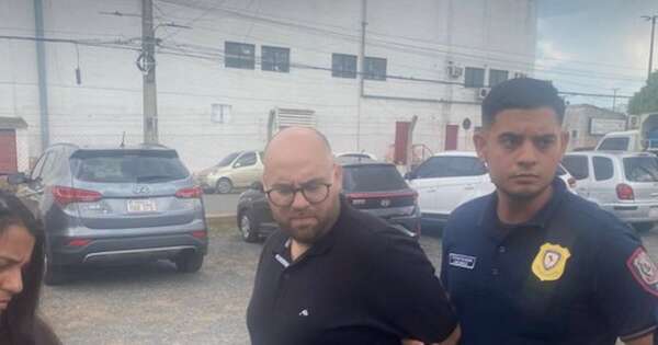 La Nación / En entrega vigilada, detienen a jefe forense del Ministerio Público por presunto caso de extorsión