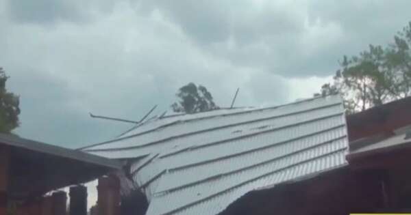 La Nación / Temporal causa destrozos en Encarnación y deja niños heridos tras caída de techo en una escuela