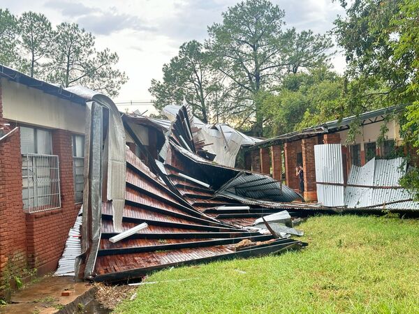 CAÍDA PARCIAL DE TECHO EN ESCUELA DE ENCARNACIÓN