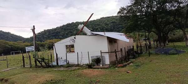 Temporal destroza unas 30 viviendas en Caapucú y deja a familias a la intemperie - Nacionales - ABC Color