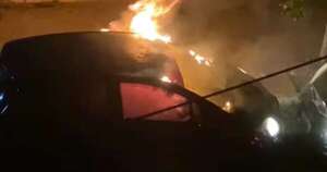 La Nación / Incendio consumió cinco vehículos
