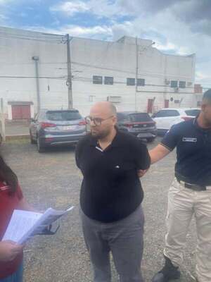 Médico forense es detenido e investigado por extorsión y cohecho