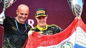 Joshua Duerksen gana el Sprint de F2 en Australia