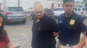 Detienen a médico forense por extorsión y coima