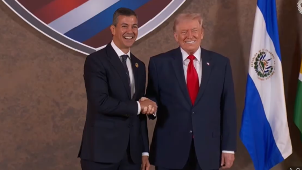 Trump hace su peculiar apretón de manos a Peña en la Cumbre Escudo de las Américas: ¿Qué significa?