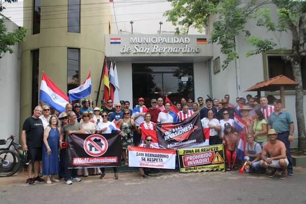 San Bernardino: protesta por invasión de terrenos llega hasta la Municipalidad y la casa del intendente - Nacionales - ABC Color