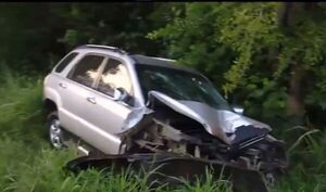Auto cae a arroyo tras maniobra evasiva en autopista